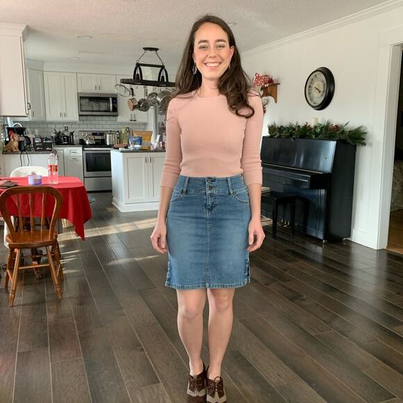 Tommy Hilfiger Jean Mini Skirt. Size 1 - Picture 2 of 8